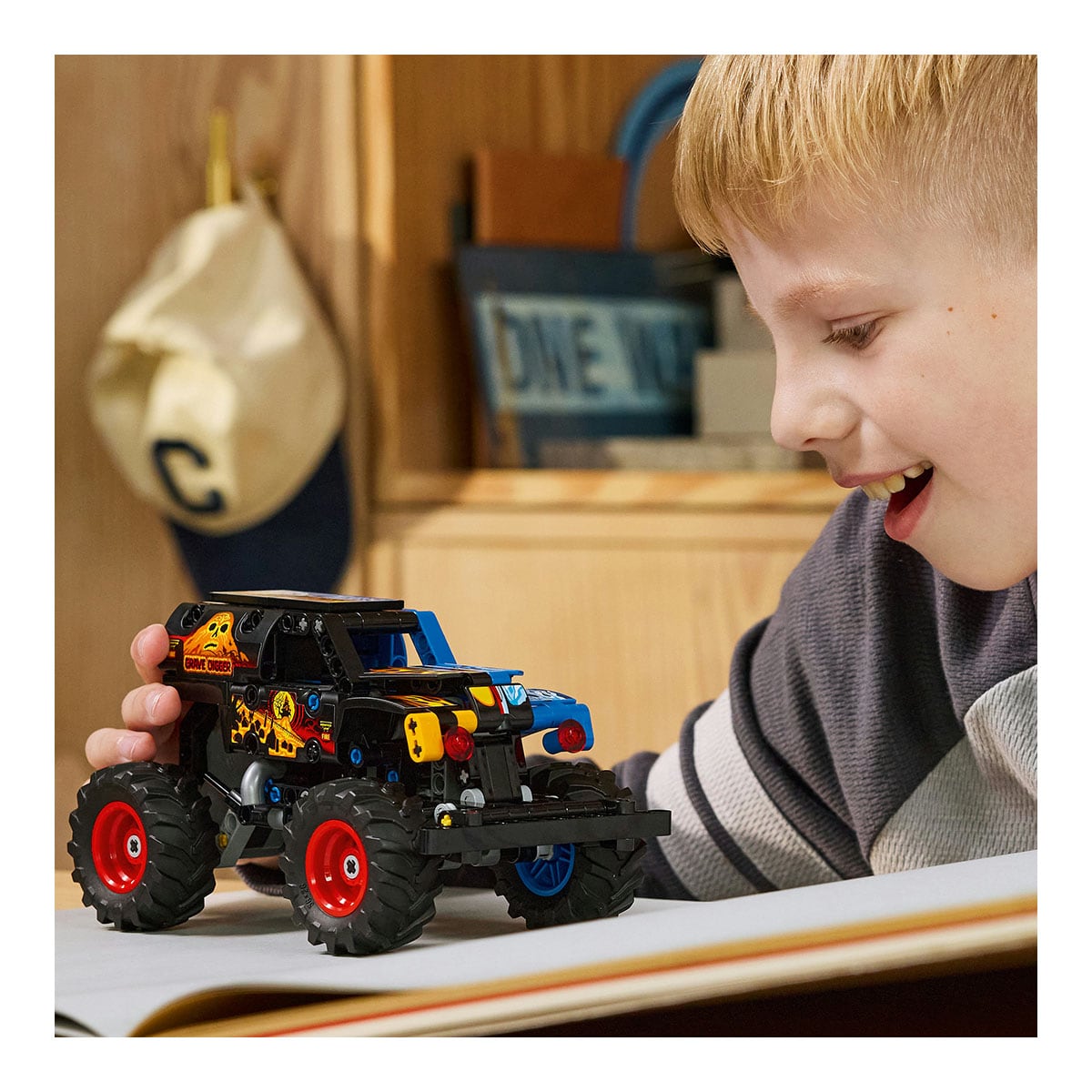 Monster Jam™ Grave Digger™ Fuego y Hielo - LEGO Technic 42219 - Imagen 2